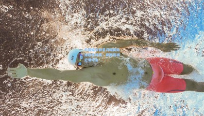 中国蝶泳新星闪耀国际泳联世锦赛，刷新亚洲纪录夺金